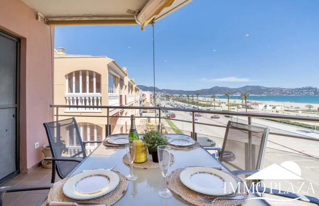 Penthouse in first sea line with 2 bedrooms, 2 baths and a private garage in the basement – Empuriabrava