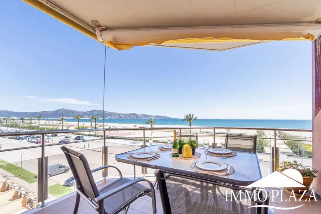 Penthouse in first sea line with 2 bedrooms, 2 baths and a private garage in the basement – Empuriabrava