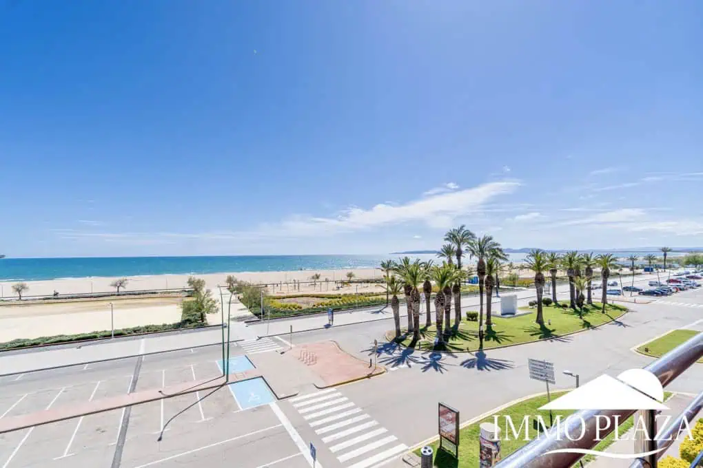 Penthouse in first sea line with 2 bedrooms, 2 baths and a private garage in the basement – Empuriabrava