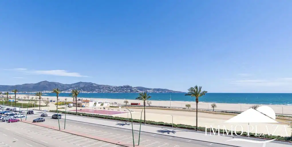 Penthouse in first sea line with 2 bedrooms, 2 baths and a private garage in the basement – Empuriabrava