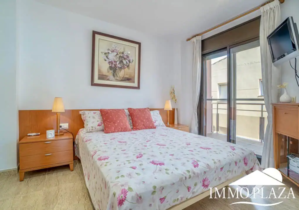 Penthouse in first sea line with 2 bedrooms, 2 baths and a private garage in the basement – Empuriabrava