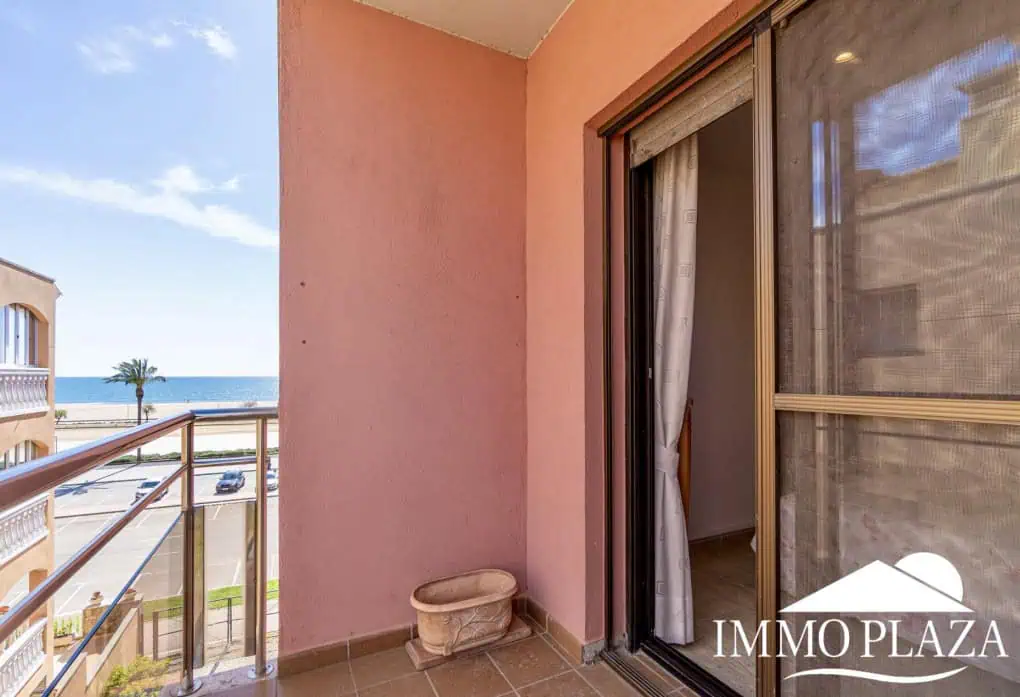 Penthouse in first sea line with 2 bedrooms, 2 baths and a private garage in the basement – Empuriabrava