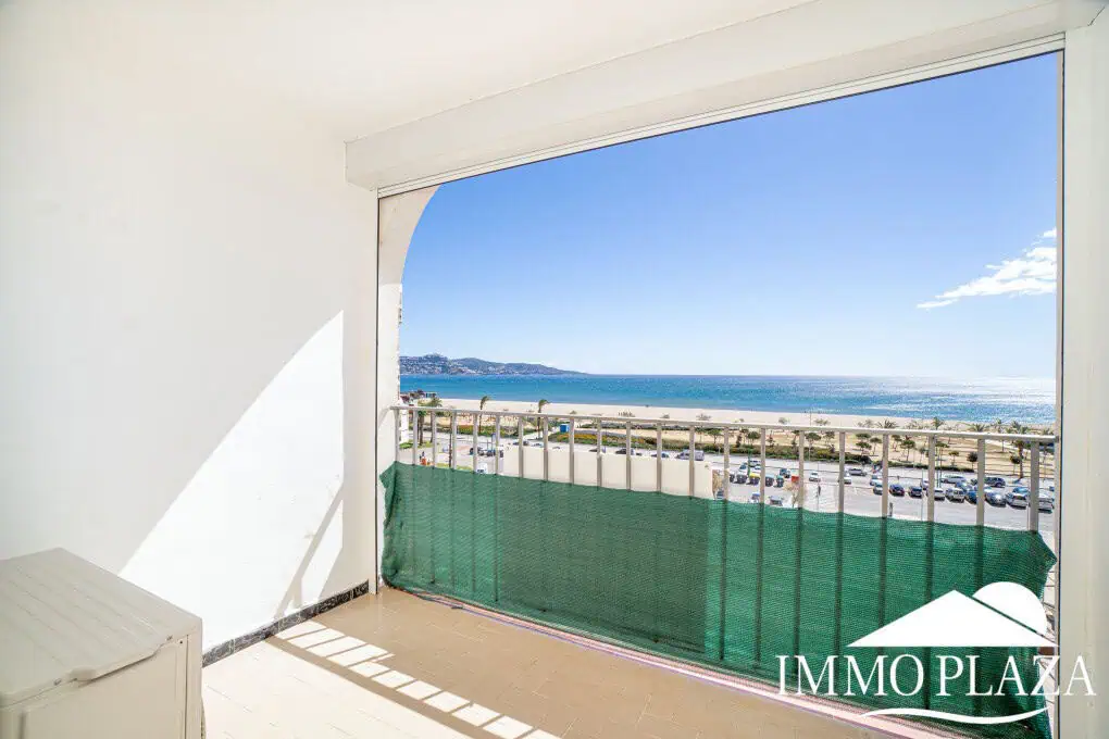 1er ligne de mer studio avec alcove, grande terrasse et climatisation sur la plage de Empuriabrava