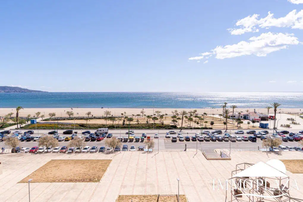 1er ligne de mer studio avec alcove, grande terrasse et climatisation sur la plage de Empuriabrava