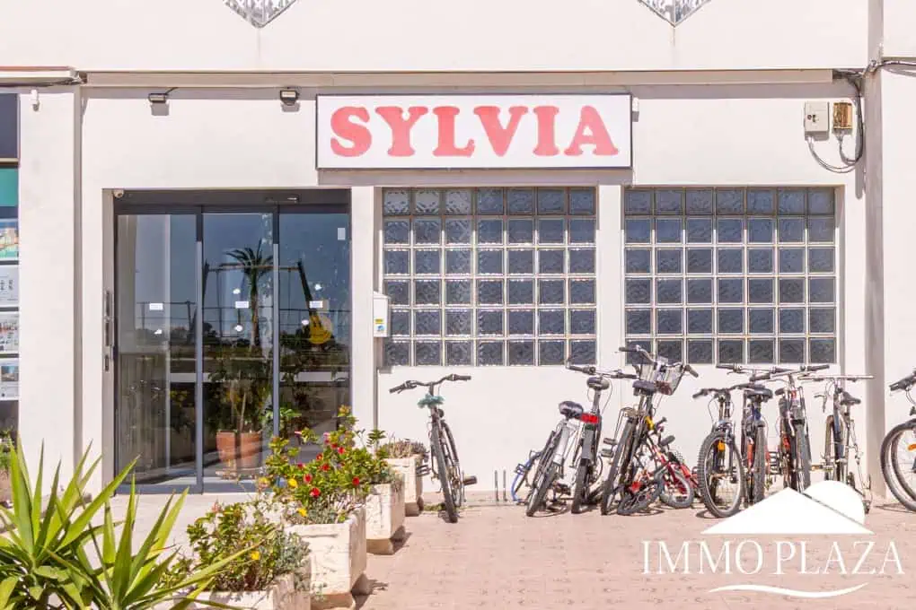 1er ligne de mer studio avec alcove, grande terrasse et climatisation sur la plage de Empuriabrava