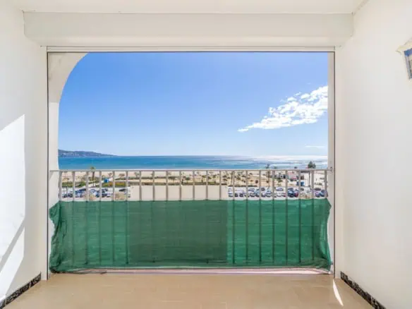 1st sea line studio with alcove, large terrace and air conditioning on the beach of Empuriabrava