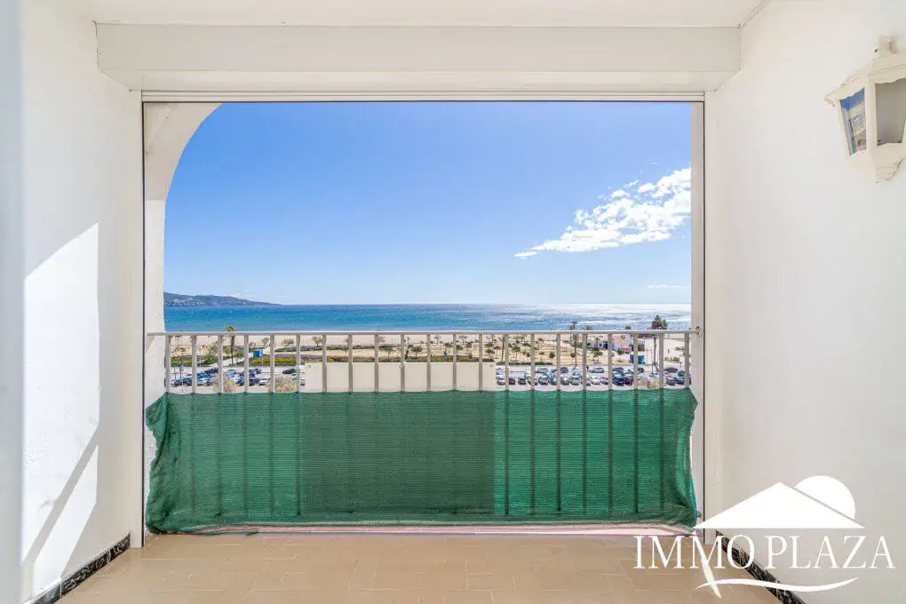 1er ligne de mer studio avec alcove, grande terrasse et climatisation sur la plage de Empuriabrava