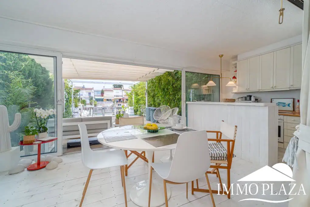 Beautiful charming house surrounded by canals in a quiet area and close to the center and the beach, mooring for sailboat