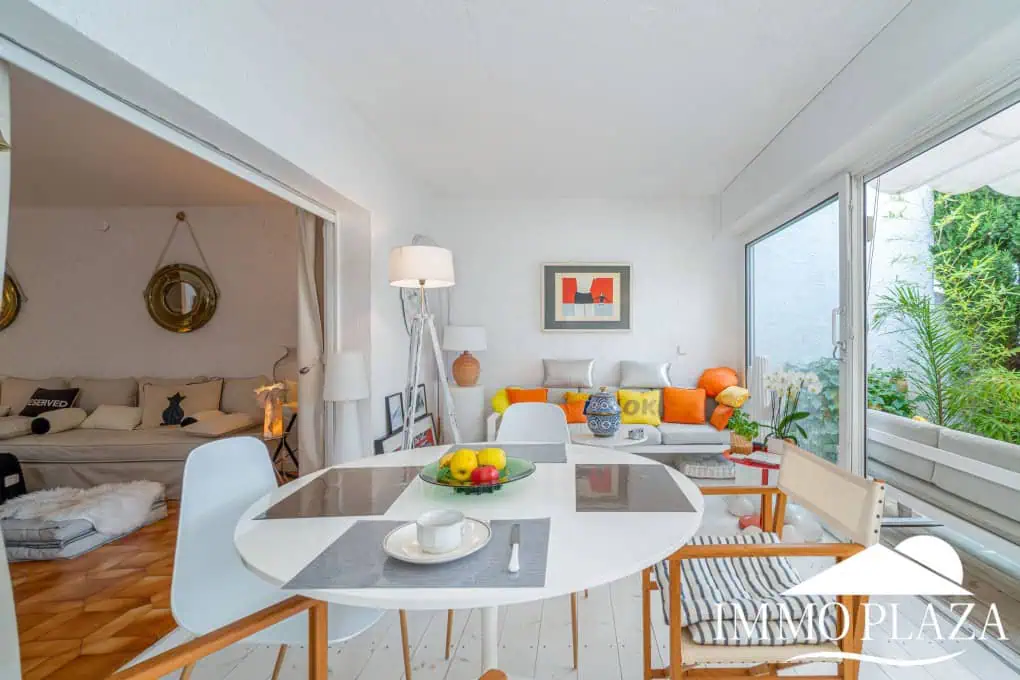 Beautiful charming house surrounded by canals in a quiet area and close to the center and the beach, mooring for sailboat
