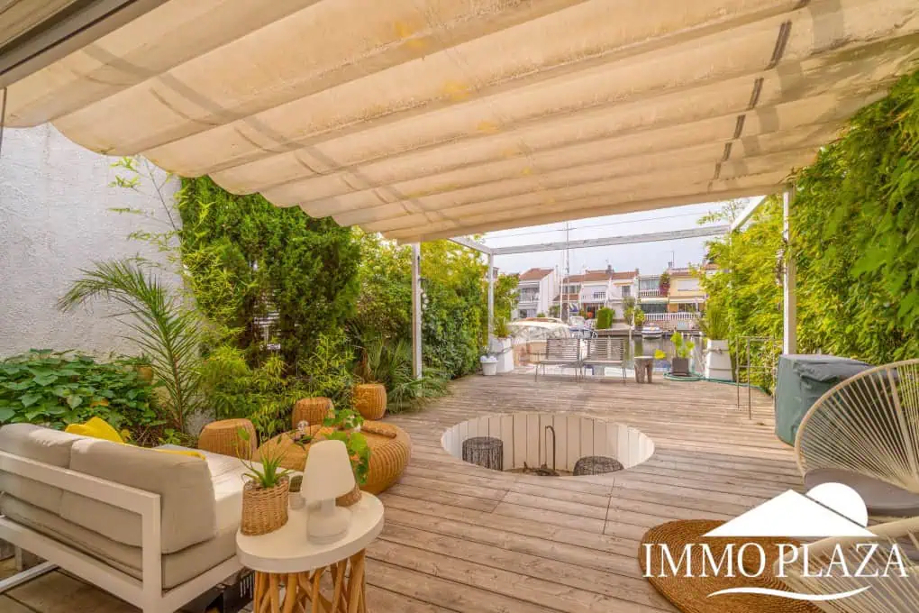 Beautiful charming house surrounded by canals in a quiet area and close to the center and the beach, mooring for sailboat