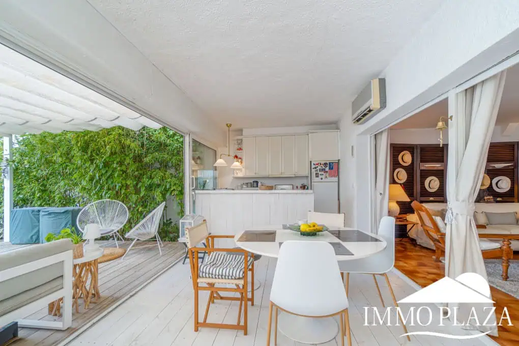 Beautiful charming house surrounded by canals in a quiet area and close to the center and the beach, mooring for sailboat