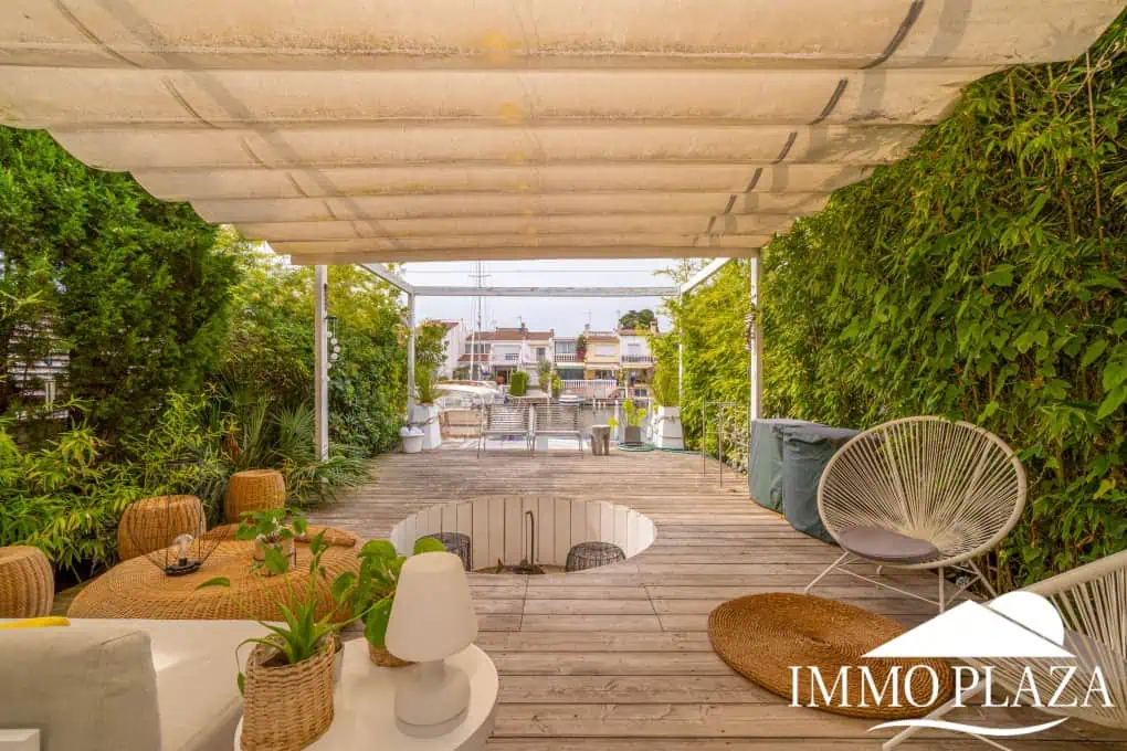Beautiful charming house surrounded by canals in a quiet area and close to the center and the beach, mooring for sailboat