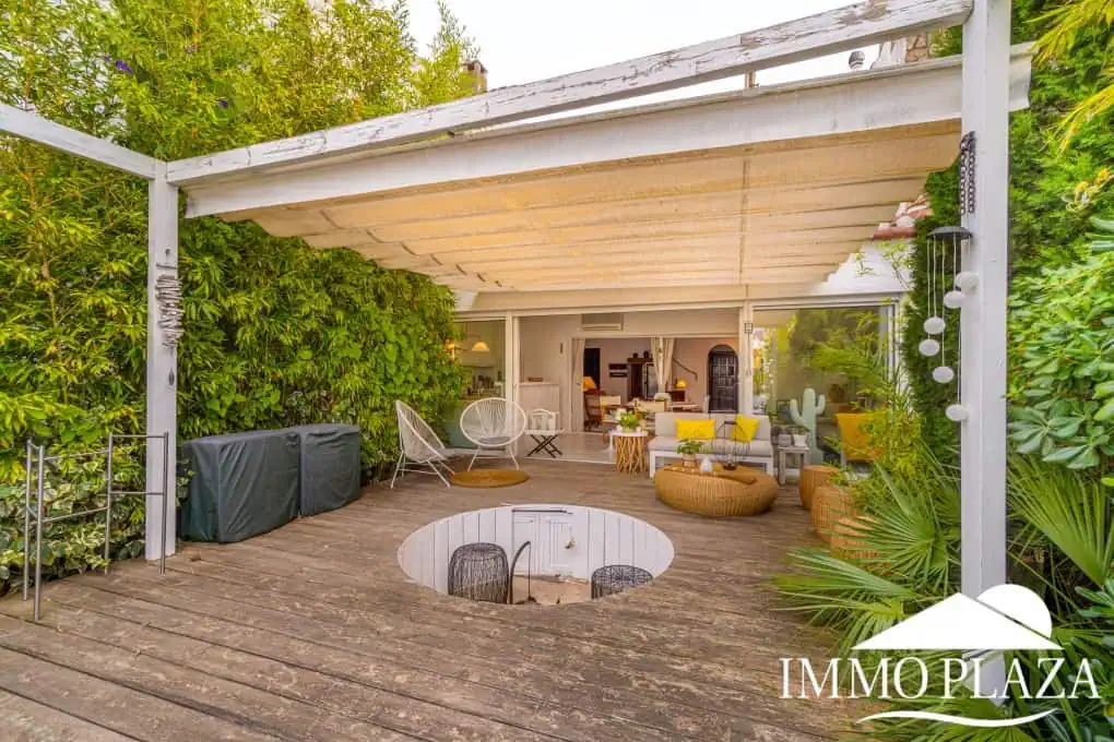 Beautiful charming house surrounded by canals in a quiet area and close to the center and the beach, mooring for sailboat