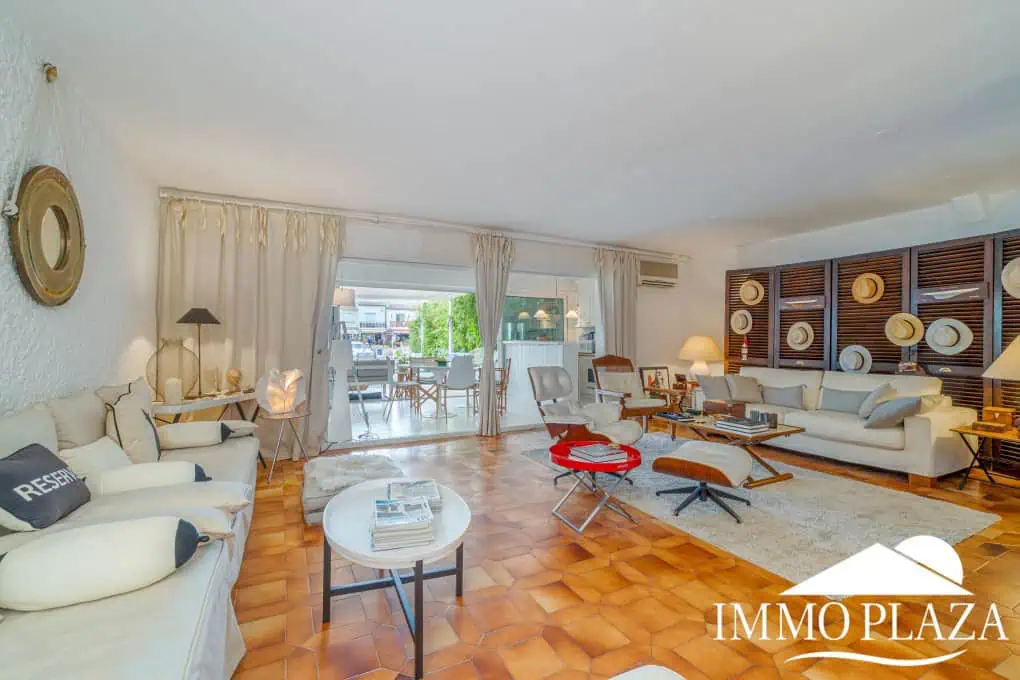 Beautiful charming house surrounded by canals in a quiet area and close to the center and the beach, mooring for sailboat