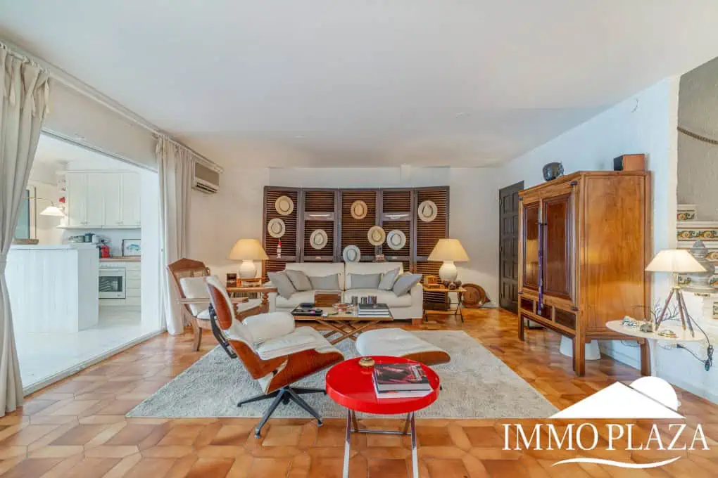Beautiful charming house surrounded by canals in a quiet area and close to the center and the beach, mooring for sailboat