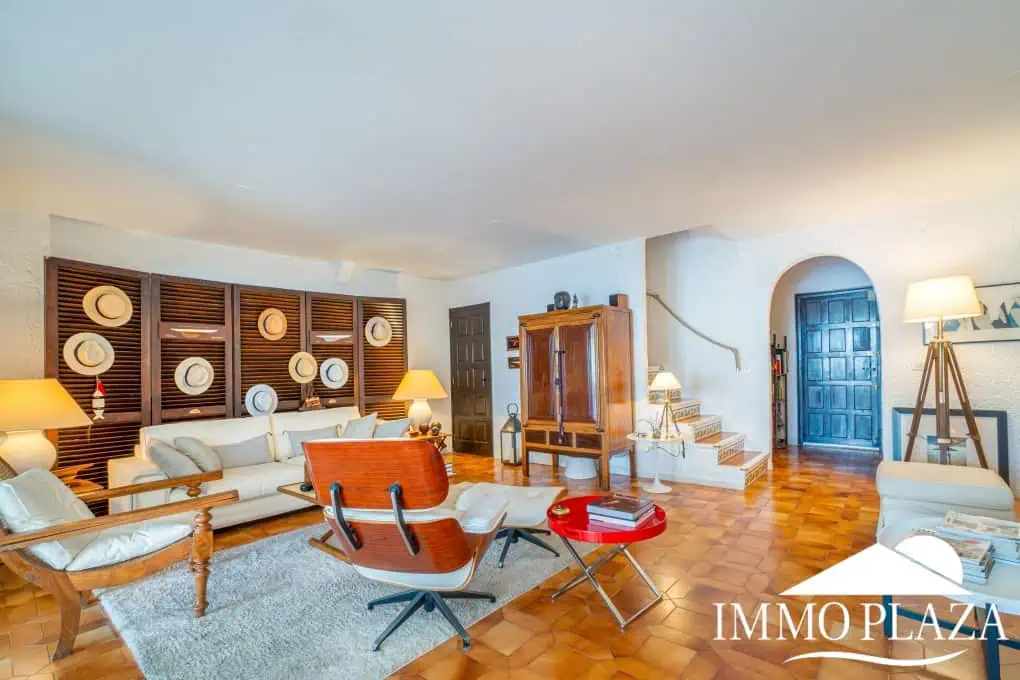 Beautiful charming house surrounded by canals in a quiet area and close to the center and the beach, mooring for sailboat