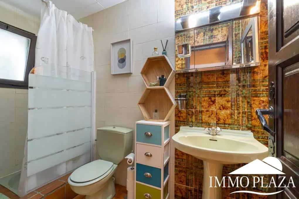 Beautiful charming house surrounded by canals in a quiet area and close to the center and the beach, mooring for sailboat
