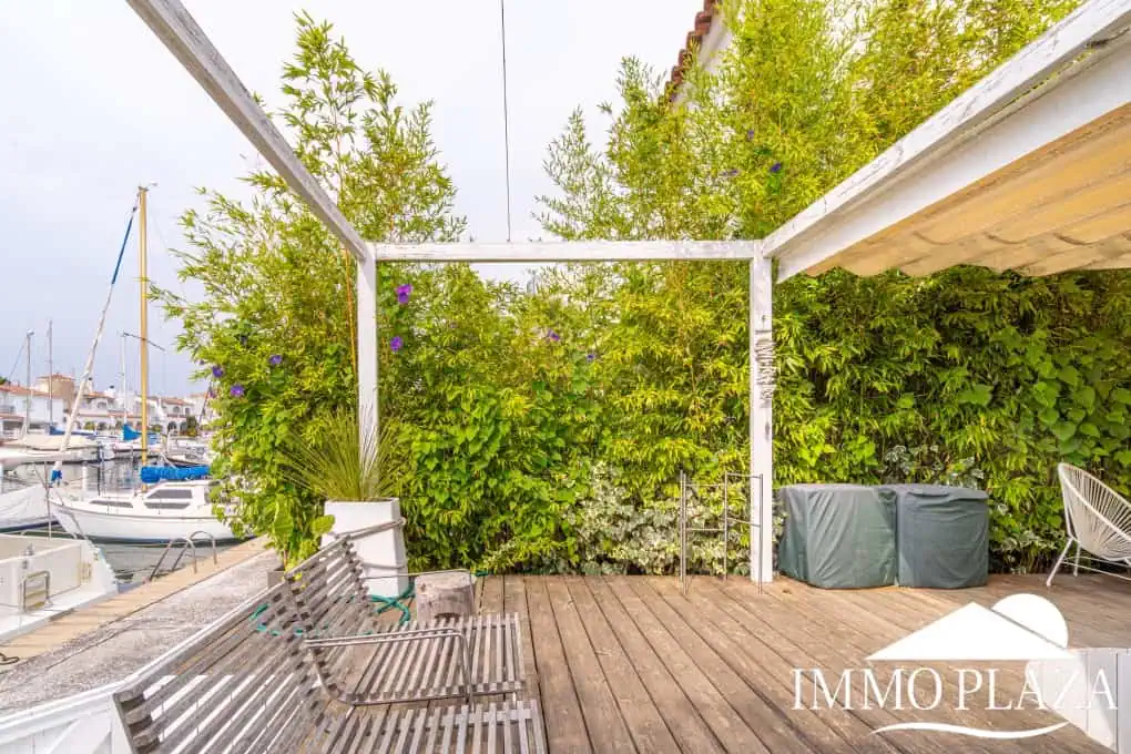 Beautiful charming house surrounded by canals in a quiet area and close to the center and the beach, mooring for sailboat