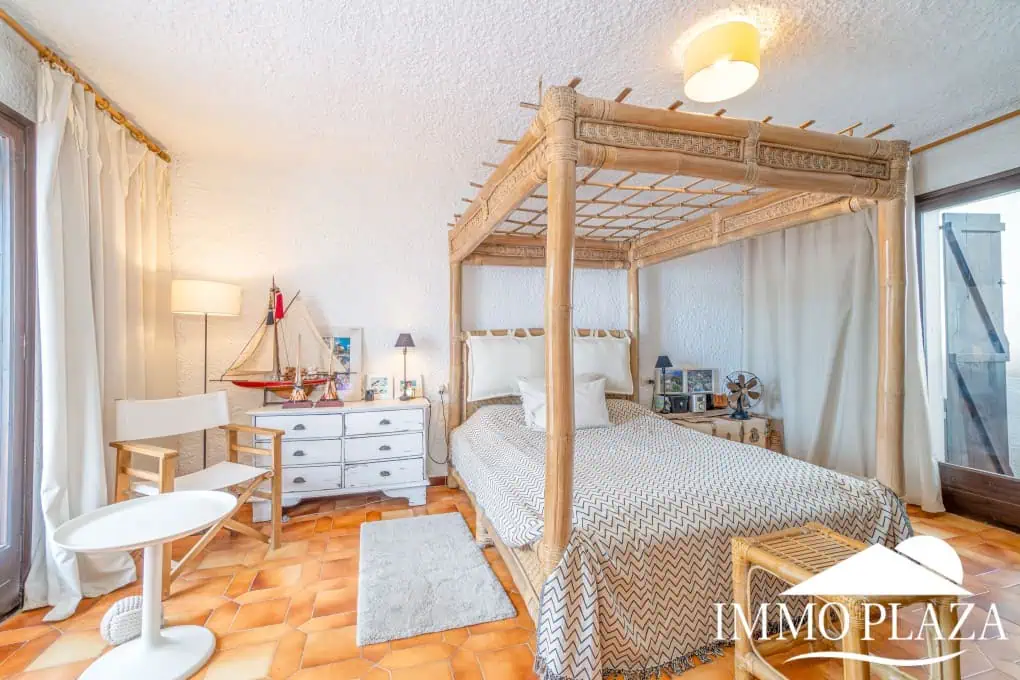 Beautiful charming house surrounded by canals in a quiet area and close to the center and the beach, mooring for sailboat