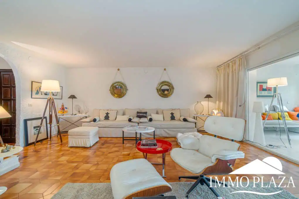 Beautiful charming house surrounded by canals in a quiet area and close to the center and the beach, mooring for sailboat