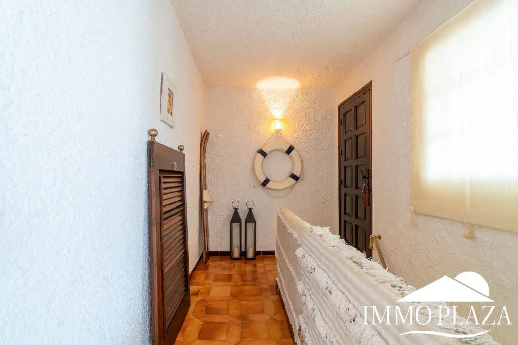 Beautiful charming house surrounded by canals in a quiet area and close to the center and the beach, mooring for sailboat