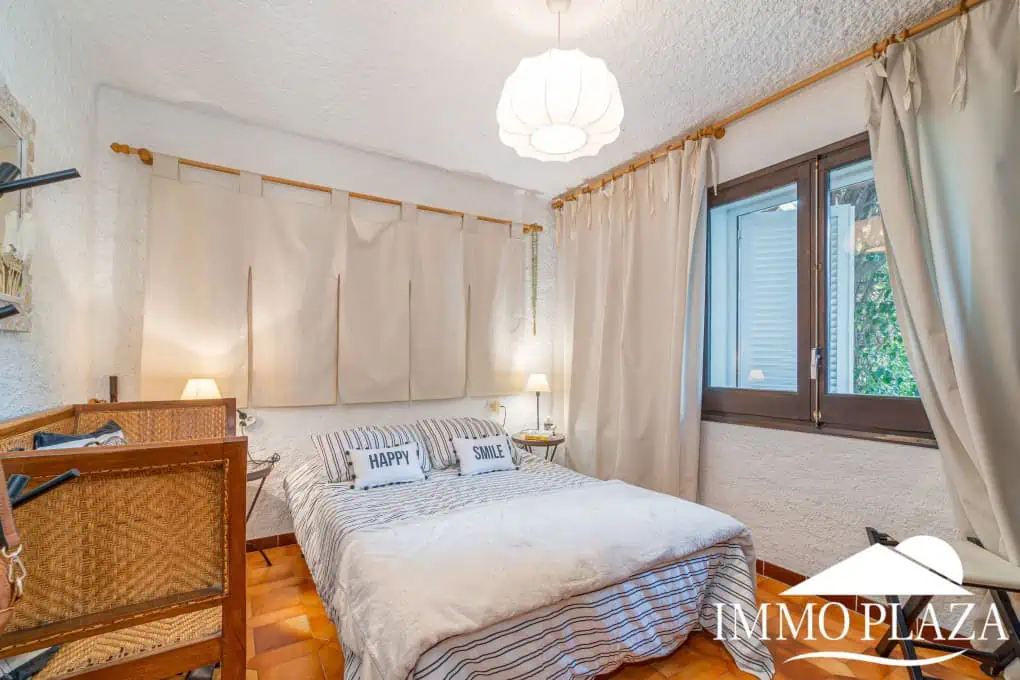 Beautiful charming house surrounded by canals in a quiet area and close to the center and the beach, mooring for sailboat