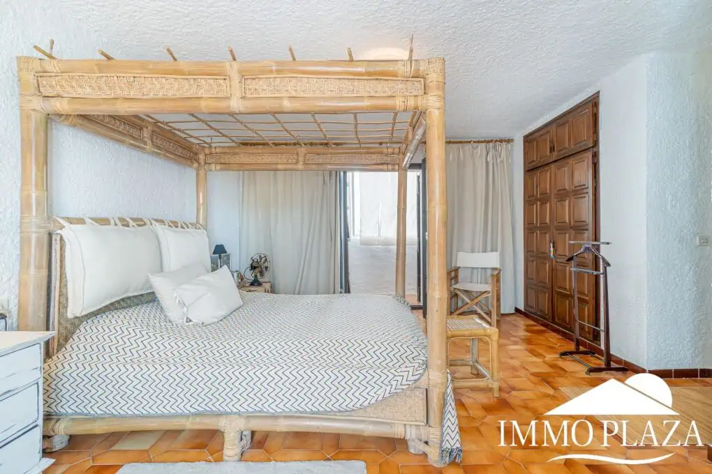Beautiful charming house surrounded by canals in a quiet area and close to the center and the beach, mooring for sailboat