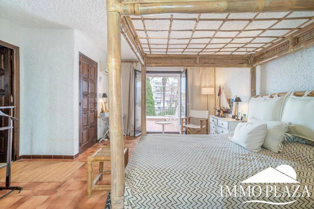 Beautiful charming house surrounded by canals in a quiet area and close to the center and the beach, mooring for sailboat