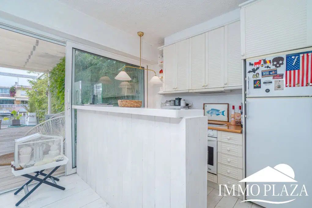 Beautiful charming house surrounded by canals in a quiet area and close to the center and the beach, mooring for sailboat