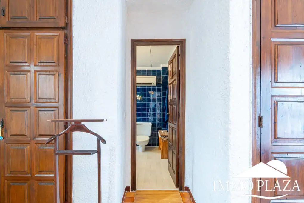 Beautiful charming house surrounded by canals in a quiet area and close to the center and the beach, mooring for sailboat