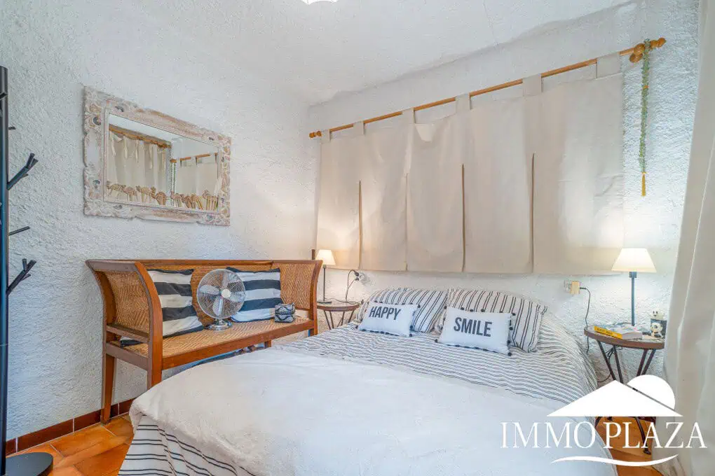 Beautiful charming house surrounded by canals in a quiet area and close to the center and the beach, mooring for sailboat