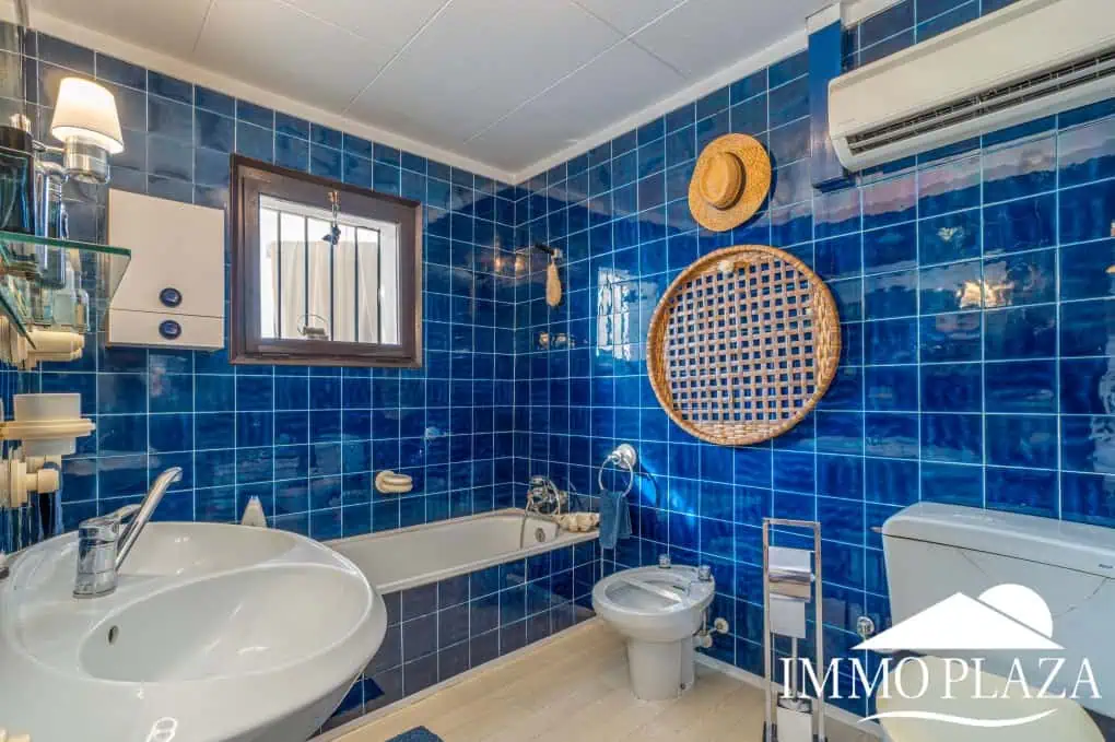 Beautiful charming house surrounded by canals in a quiet area and close to the center and the beach, mooring for sailboat