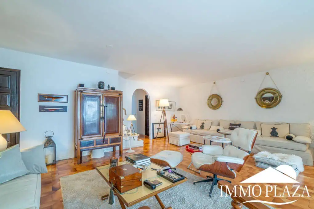 Beautiful charming house surrounded by canals in a quiet area and close to the center and the beach, mooring for sailboat