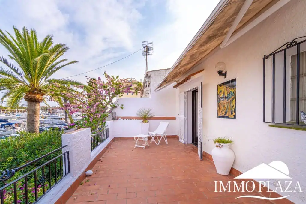Beautiful charming house surrounded by canals in a quiet area and close to the center and the beach, mooring for sailboat