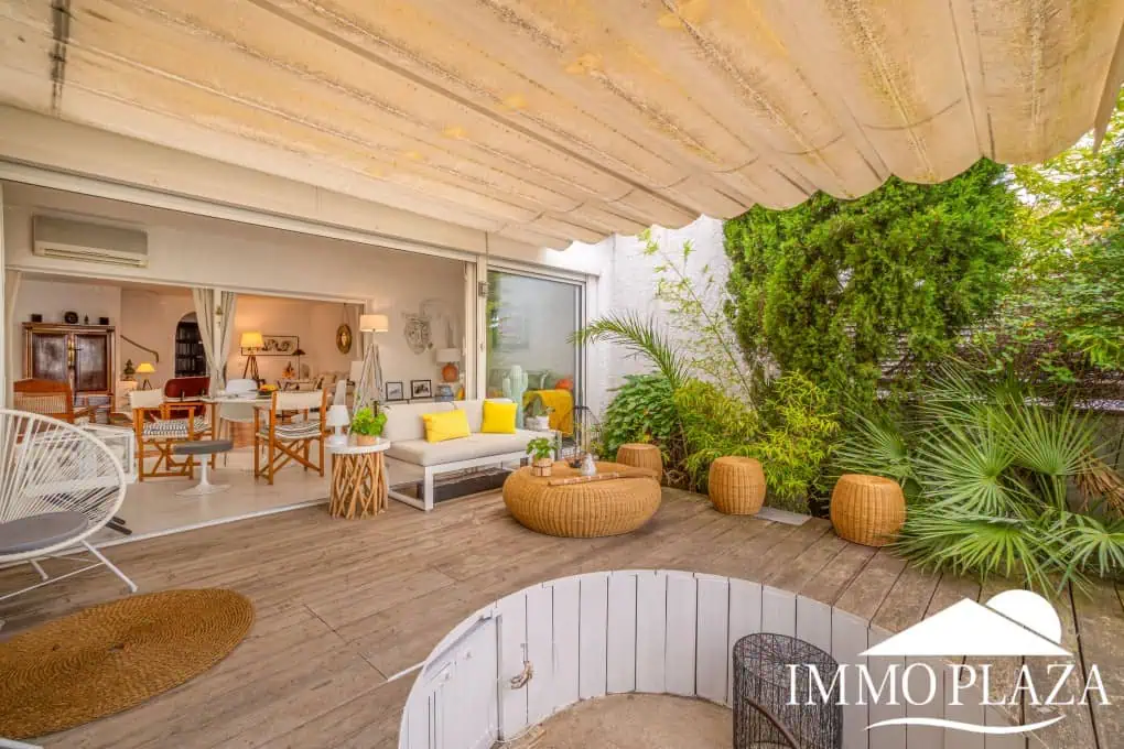 Beautiful charming house surrounded by canals in a quiet area and close to the center and the beach, mooring for sailboat