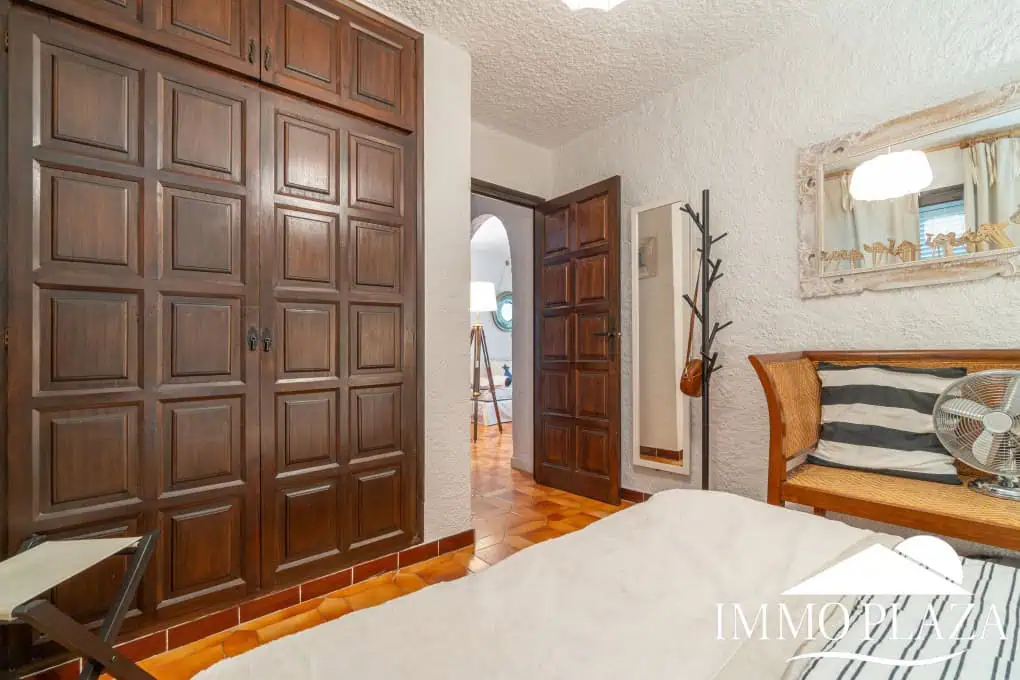 Beautiful charming house surrounded by canals in a quiet area and close to the center and the beach, mooring for sailboat