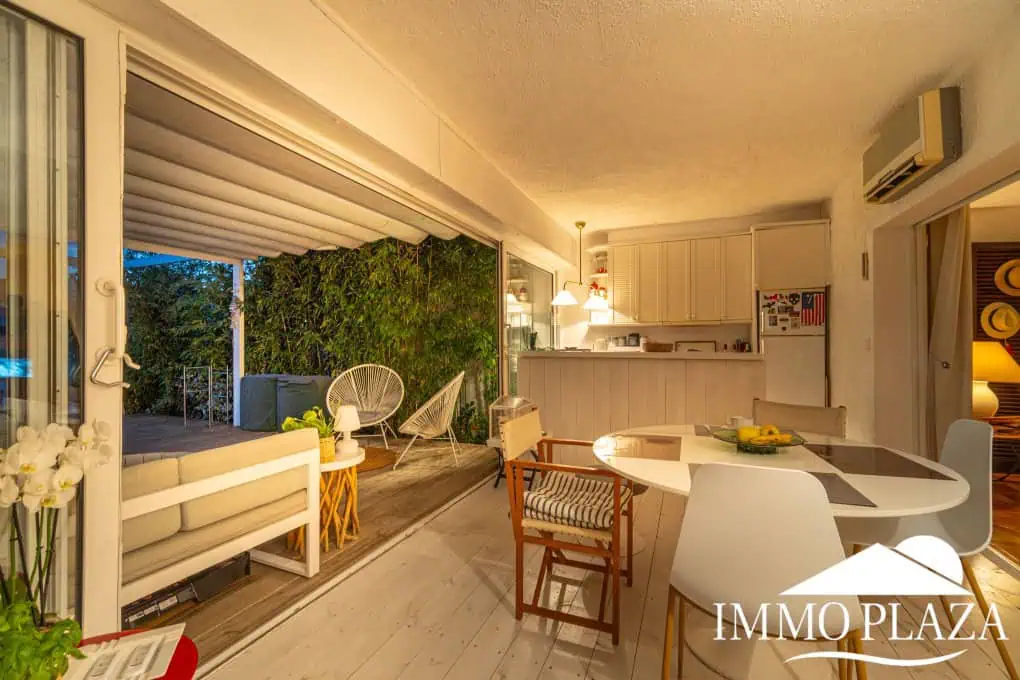Beautiful charming house surrounded by canals in a quiet area and close to the center and the beach, mooring for sailboat