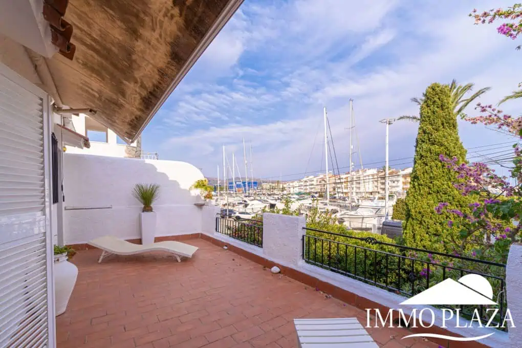 Beautiful charming house surrounded by canals in a quiet area and close to the center and the beach, mooring for sailboat
