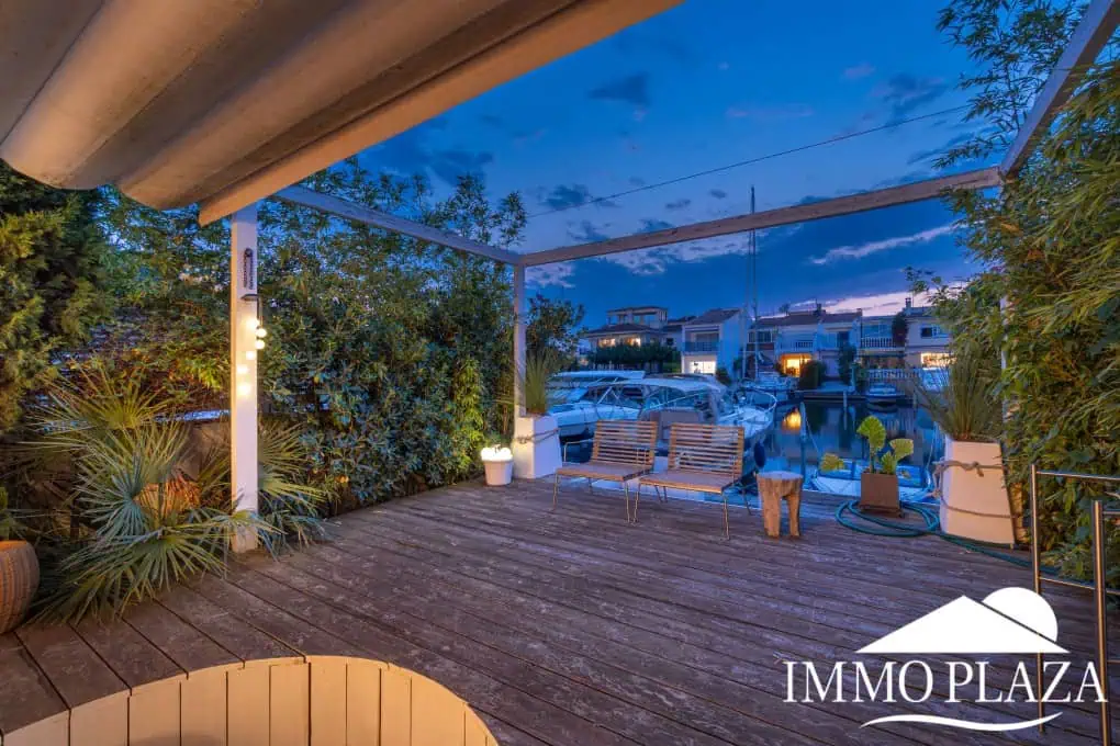 Beautiful charming house surrounded by canals in a quiet area and close to the center and the beach, mooring for sailboat