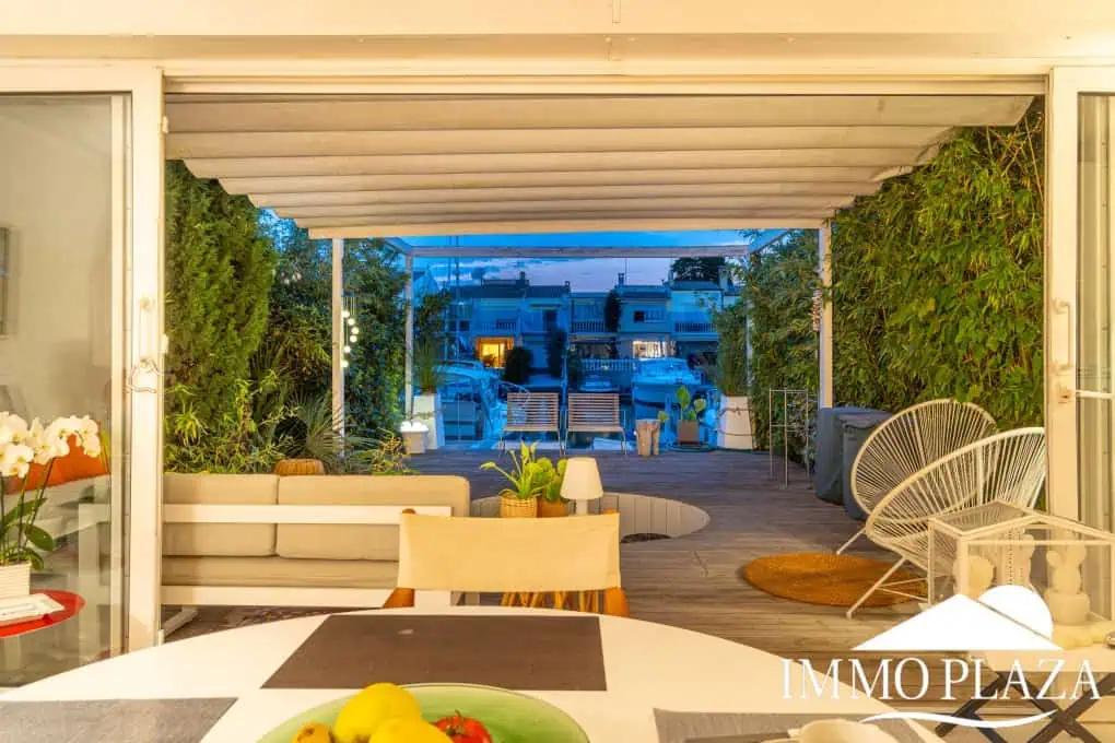 Beautiful charming house surrounded by canals in a quiet area and close to the center and the beach, mooring for sailboat