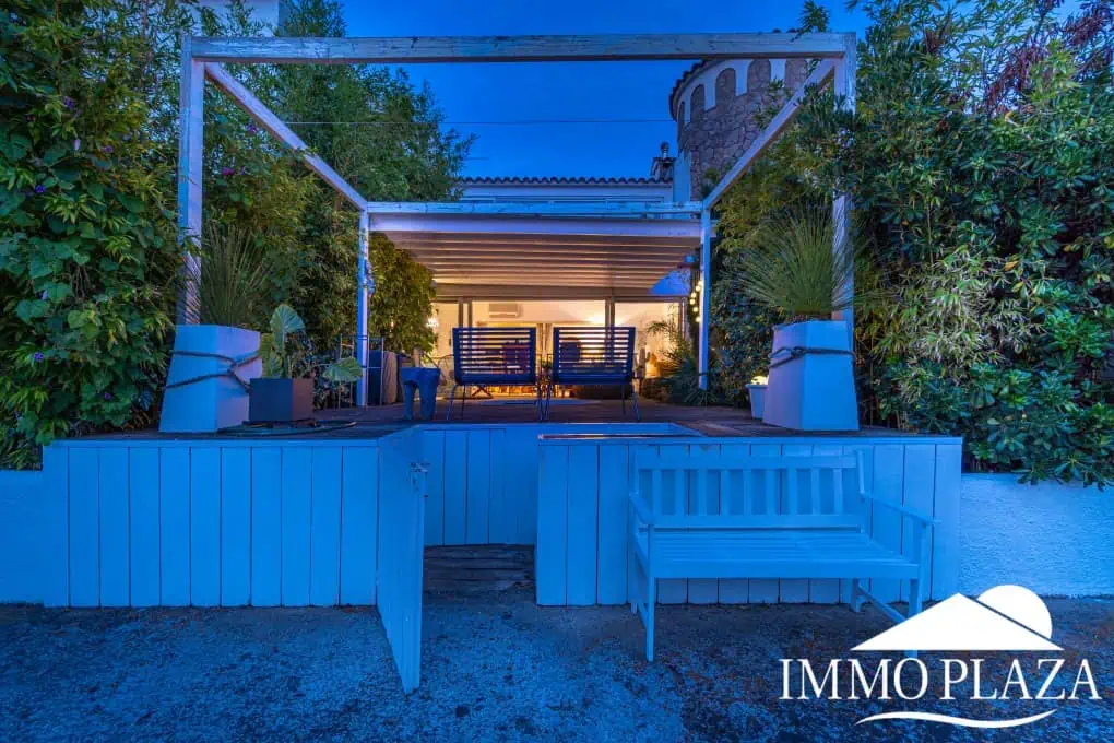 Beautiful charming house surrounded by canals in a quiet area and close to the center and the beach, mooring for sailboat