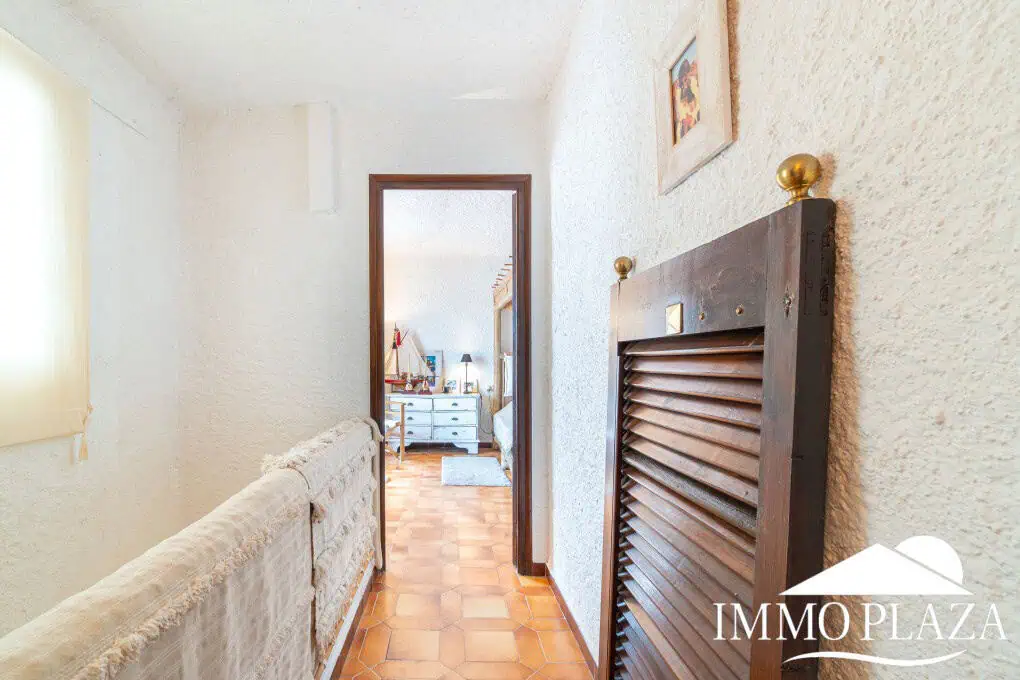 Beautiful charming house surrounded by canals in a quiet area and close to the center and the beach, mooring for sailboat