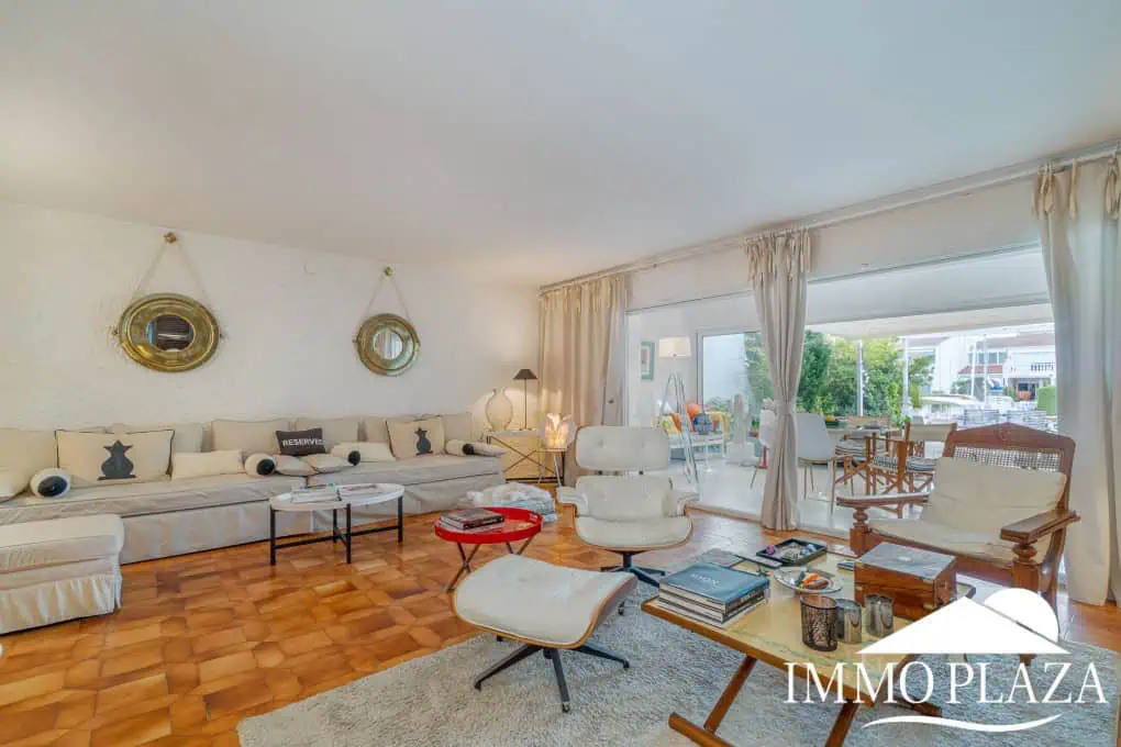 Beautiful charming house surrounded by canals in a quiet area and close to the center and the beach, mooring for sailboat