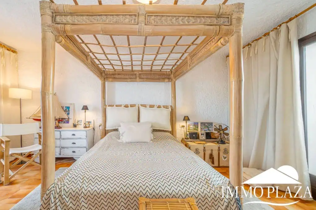 Beautiful charming house surrounded by canals in a quiet area and close to the center and the beach, mooring for sailboat