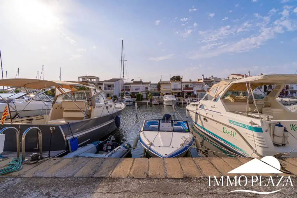 Beautiful charming house surrounded by canals in a quiet area and close to the center and the beach, mooring for sailboat