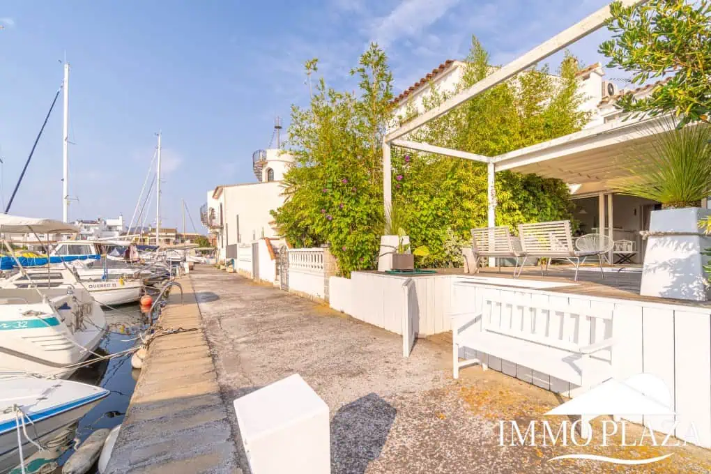 Beautiful charming house surrounded by canals in a quiet area and close to the center and the beach, mooring for sailboat