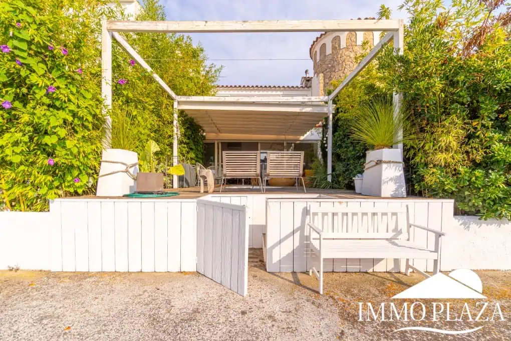 Beautiful charming house surrounded by canals in a quiet area and close to the center and the beach, mooring for sailboat