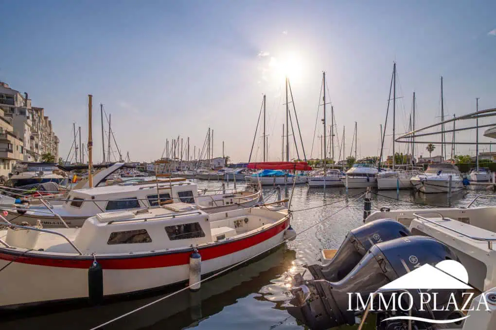 Beautiful charming house surrounded by canals in a quiet area and close to the center and the beach, mooring for sailboat