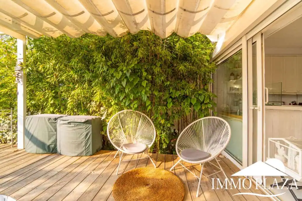 Beautiful charming house surrounded by canals in a quiet area and close to the center and the beach, mooring for sailboat