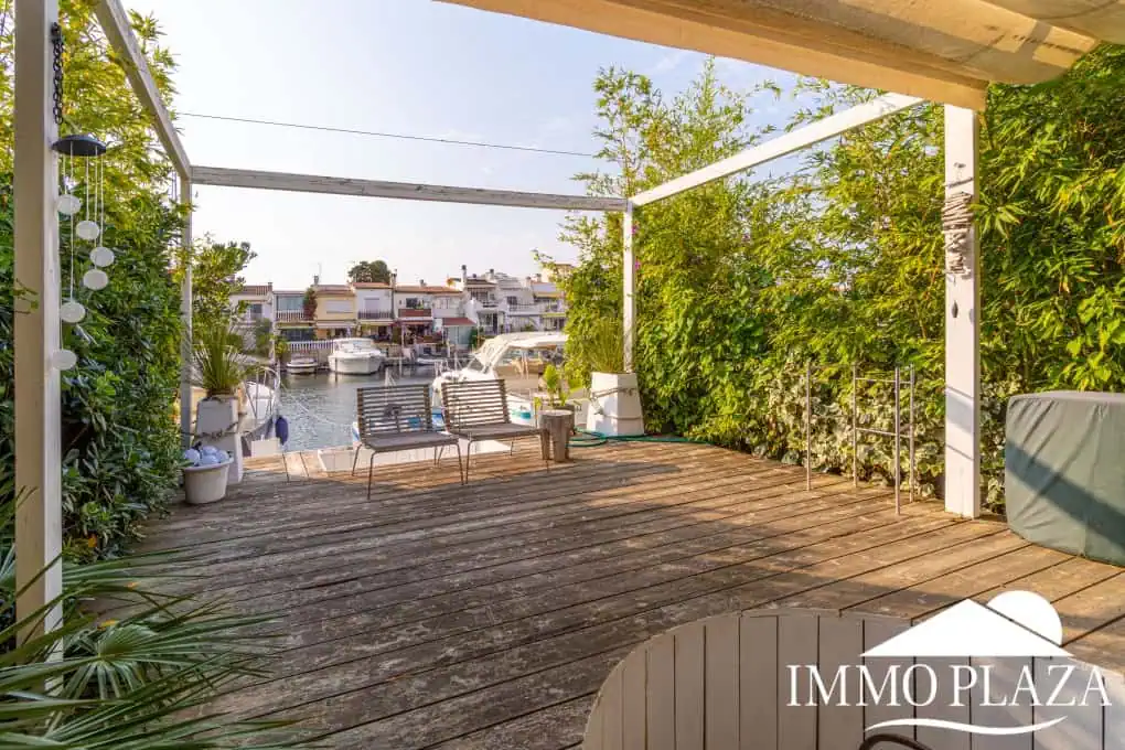 Beautiful charming house surrounded by canals in a quiet area and close to the center and the beach, mooring for sailboat
